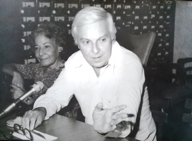 Foto de Santiago Álvarez y Olinta Ariosa en Mesa redonda sobre servicios de la BNJM, octubre de 1981. Colección especial de fotografías BNJM.  